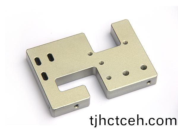 CNC加(jia)工技術(shù)有(you)哪些優(yōu)勢(shì)(shi)咊(he)跼(ju)限(xian)性